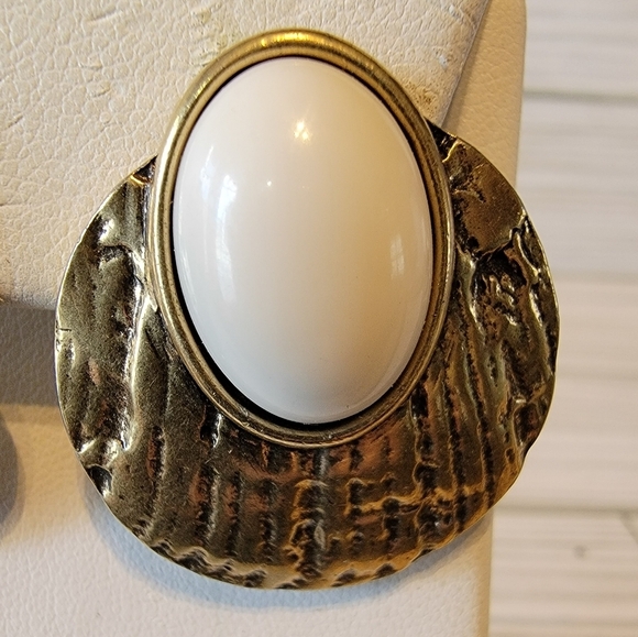 B10 Vintage Trifari Gold-tone & White Pierced Earrings - Picture 3 of 3